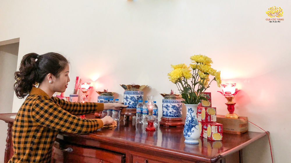 Ngoài việc chuẩn bị nghi lễ đúng cách, không gian thờ cúng cũng cần được đầu tư để đảm bảo sự trang nghiêm, bền vững theo thời gian. Bàn thờ đá, đặc biệt là các sản phẩm từ đá mỹ nghệ tự nhiên đang ngày càng được ưa chuộng