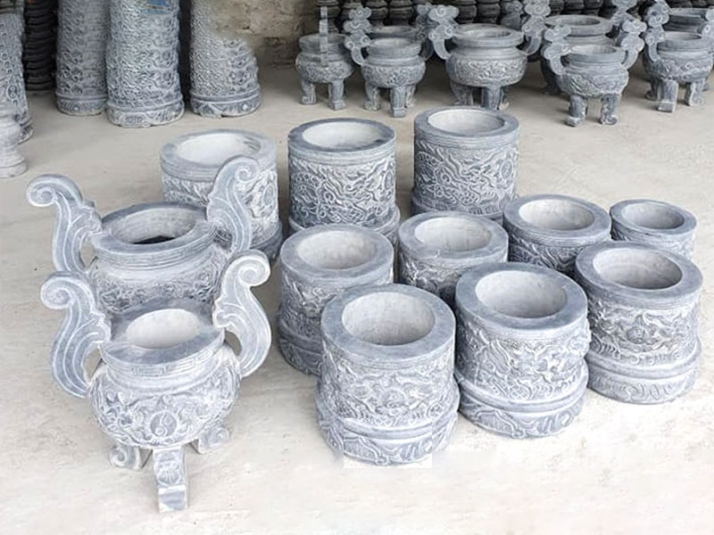 Khi thực hiện các nghi lễ cúng ngoài sân, yếu tố không gian và vật phẩm thờ cúng có vai trò vô cùng quan trọng. Trong đó, đá mỹ nghệ đang được lựa chọn nhiều hơn vì mang lại nhiều ưu điểm vượt trội