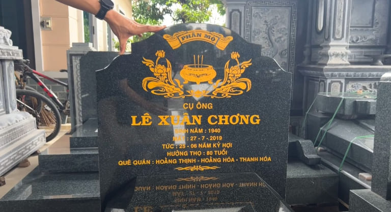 Nội dung bia mộ thường gồm ba phần chính: phần trên (thần chủ), phần giữa (thông tin người mất) và phần dưới (ngày mất, nơi an táng, người lập mộ)