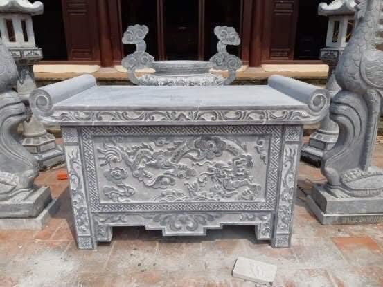 Bàn lễ đá ngoài trời - Nơi đặt mâm cỗ cúng, hương hoa, lễ vật trong các dịp lễ tết hoặc cúng hàng tháng. Bàn được thiết kế với chiều cao vừa phải, mặt phẳng rộng rãi, chạm khắc hoa văn trang nghiêm