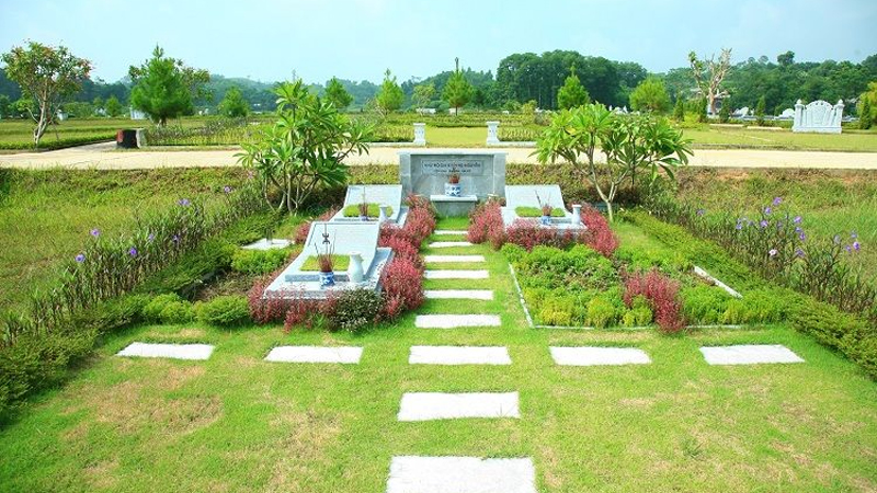 Sau khi bốc mộ, việc xây dựng lại phần mộ là bước quan trọng không kém. Hiện nay, nhiều gia đình lựa chọn mộ đá mỹ nghệ nhờ các ưu điểm:Độ bền cao, chịu được thời tiết khắc nghiệt.
Chạm khắc tinh xảo, mang tính nghệ thuật và tâm linh cao.
Phù hợp phong thủy, giúp tụ khí, mang lại phúc lộc cho con cháu.