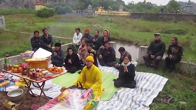 Trước khi tiến hành cải táng, gia chủ cần chuẩn bị bài văn khấn gia tiên để:Thông báo với tổ tiên và vong linh người mất về việc di dời mộ phần