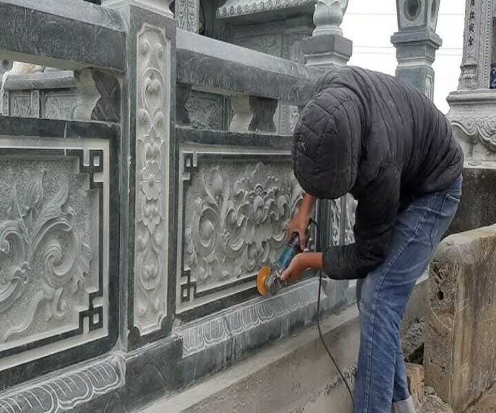 Trong nghệ thuật điêu khắc đá truyền thống Việt Nam, bông sen là một trong những họa tiết xuất hiện phổ biến nhất