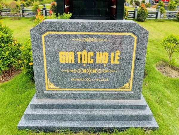 Màu chữ nên tương phản với màu nền đá để dễ đọc. Với đá xanh, thường dùng chữ sơn vàng hoặc sơn trắng; với đá đen granite, dùng sơn vàng ánh kim để tạo vẻ sang trọng
