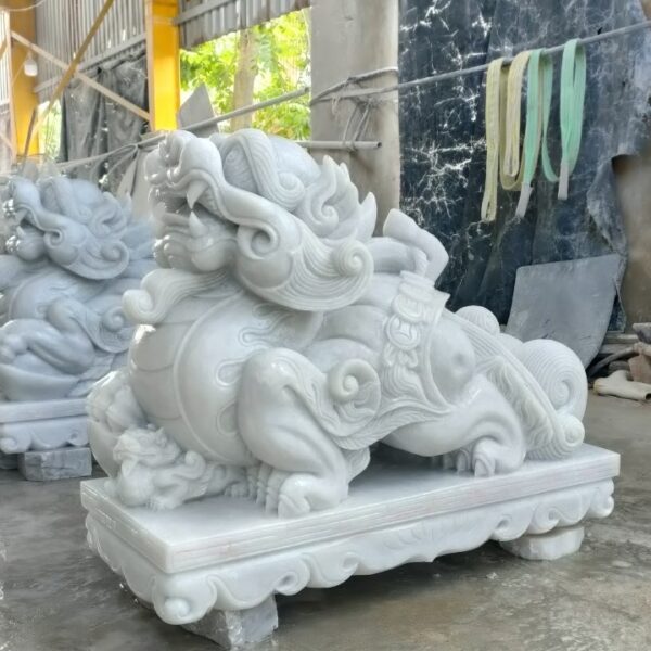 Đá mỹ nghệ không chỉ dùng trong kiến trúc hay mộ phần mà còn đóng vai trò quan trọng trong phong thủy nhà ở - VD: Tỳ Hưu Đá: Hút tài lộc, tránh tà khí. Nên đặt gần cửa chính