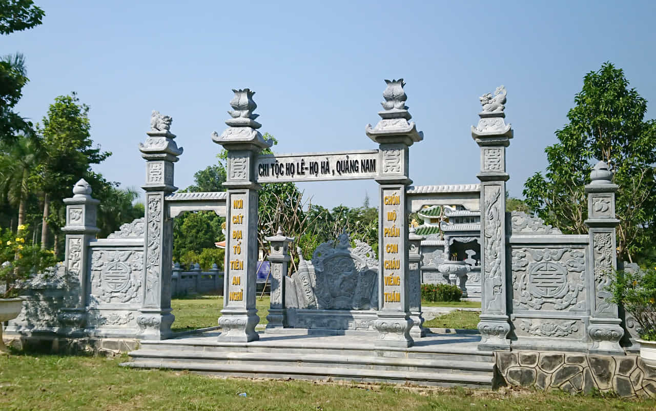 Trong không gian tâm linh, đặc biệt là tại các khu lăng mộ đá, câu đối không chỉ mang giá trị trang trí mà còn chứa đựng triết lý nhân sinh, lời nhắc nhở con cháu về cội nguồn, công đức tổ tiên