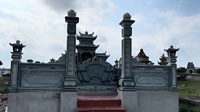 Trải qua hàng trăm năm, dù xã hội thay đổi, cổng đá và tường rào đá vẫn giữ nguyên giá trị trong kiến trúc tâm linh Việt