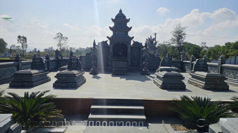 Điểm đặc biệt của nghề đá Vĩnh Lộc là nguồn đá xanh Thanh Hóa nổi tiếng khắp cả nước. Loại đá này có màu xanh ngọc hoặc xanh rêu, bề mặt mịn, độ cứng cao, chịu được mưa nắng và thời gian hàng trăm năm mà không phai màu