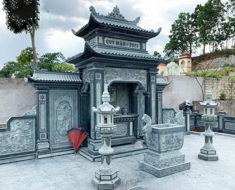 Đỉnh hương và lư hương bằng đá hiện diện trong hầu hết không gian thờ cúng của người Việt