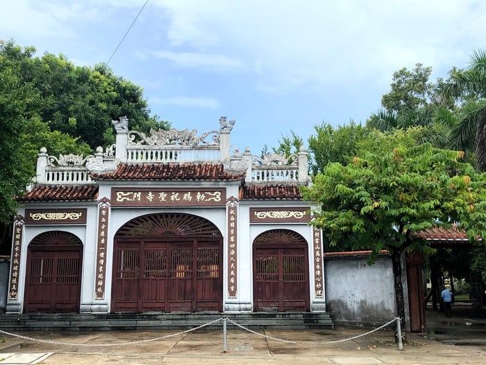 Trong kiến trúc Phật giáo Việt Nam, cổng đá chùa luôn là điểm nhấn quan trọng, biểu tượng cho sự chuyển giao giữa đời sống trần tục và thế giới thanh tịnh của cửa Phật