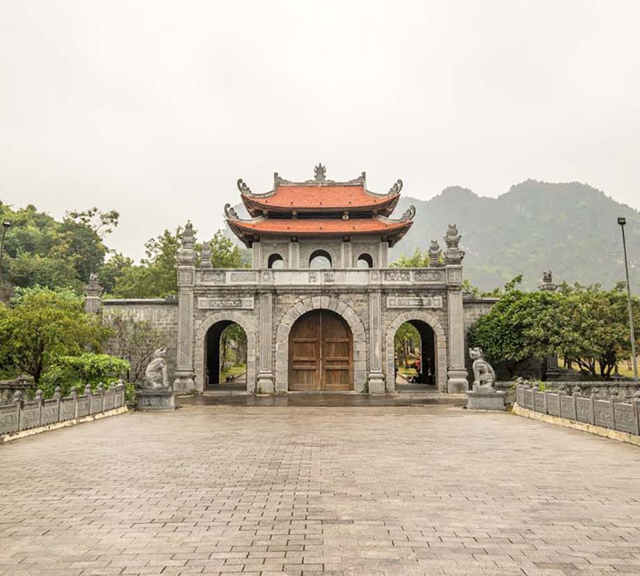 Điểm đặc trưng của cổng nhà thờ họ là được làm hoàn toàn từ đá tự nhiên, thường là đá xanh Ninh Bình, đá trắng hoặc đá vàng Thanh Hóa