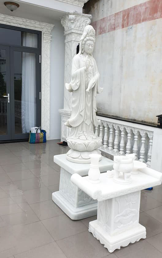 Tượng Phật Quan Âm bằng đá không chỉ được đặt tại chùa chiền, đền thờ mà còn phổ biến trong khuôn viên nhà ở, khu tâm linh, sân vườn, biệt thự hoặc lăng mộ đá