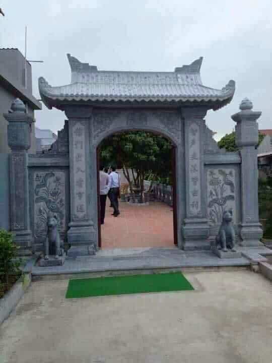 Một cổng đá nhà thờ họ thường gồm ba phần chính