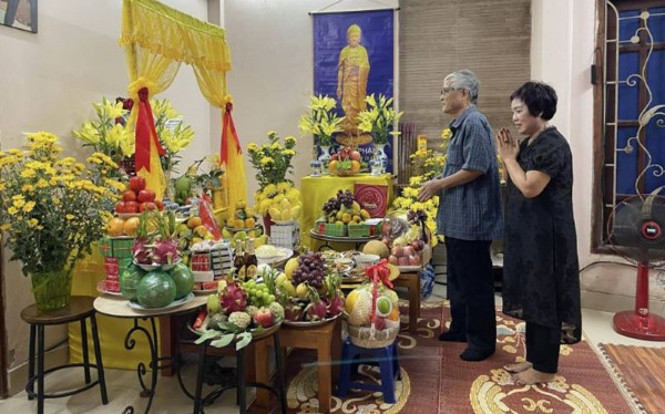 Theo quan niệm Phật giáo và phong tục dân gian, sau khi qua đời, linh hồn người mất sẽ trải qua bảy lần thất (mỗi thất 7 ngày) để chịu sự phán xét. Tổng cộng là 49 ngày