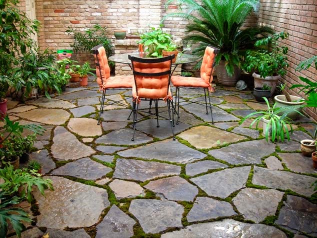 Sàn đá tự nhiên mát mẻ, dễ vệ sinh và có độ bền cao, rất phù hợp với khí hậu nhiệt đới ẩm của Việt Nam