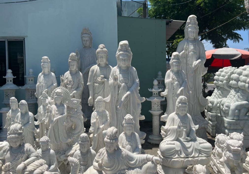 Điêu khắc đá thủ công và điêu khắc máy móc đều có vai trò riêng trong ngành đá mỹ nghệ Việt Nam. Máy móc mang lại năng suất và độ chính xác cao, trong khi thủ công lưu giữ giá trị tinh thần và tính nghệ thuật truyền thống