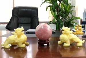 Tượng phong thủy đá tự nhiên trong văn phòng làm việc – biểu tượng năng lượng và thịnh vượng từ đá mỹ nghệ