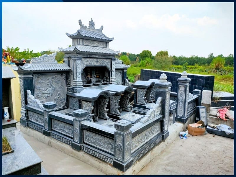 Không chỉ mang ý nghĩa tâm linh, lăng mộ đá còn là một tác phẩm nghệ thuật điêu khắc đầy giá trị. Từ khâu chọn đá đến quá trình tạo hình, mỗi công đoạn đều đòi hỏi sự tỉ mỉ, khéo léo và hiểu biết sâu sắc về phong thủy