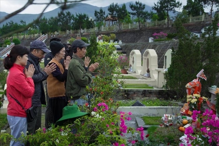 Ra mộ vào ngày thường không chỉ giúp bạn chăm sóc phần mộ chu đáo, mà còn là khoảng thời gian tĩnh tâm, nhìn lại bản thân và cuộc sống