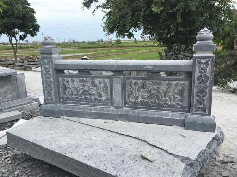 Tường rào đá được tạo nên từ các khối đá tự nhiên được khai thác, cắt gọt và chạm khắc công phu bởi bàn tay nghệ nhân