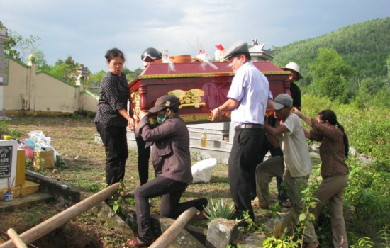 Ngày nay, cùng với sự phát triển của nghề đá mỹ nghệ truyền thống, phần bia mộ, lan can, cột cờ, hoặc các hạng mục xung quanh huyệt đều được chế tác tinh xảo bằng đá xanh Ninh Bình, đá trắng, hoặc đá granite