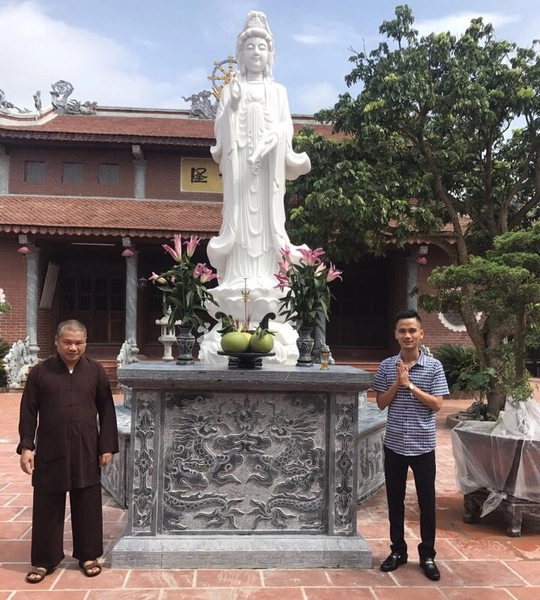 Tượng Phật Quan Âm bằng đá là biểu tượng của sự tôn nghiêm, thanh tịnh và lòng từ bi vô lượng. Không chỉ mang giá trị tâm linh, tượng còn là minh chứng cho tay nghề điêu khắc tinh xảo của nghệ nhân đá mỹ nghệ Việt Nam