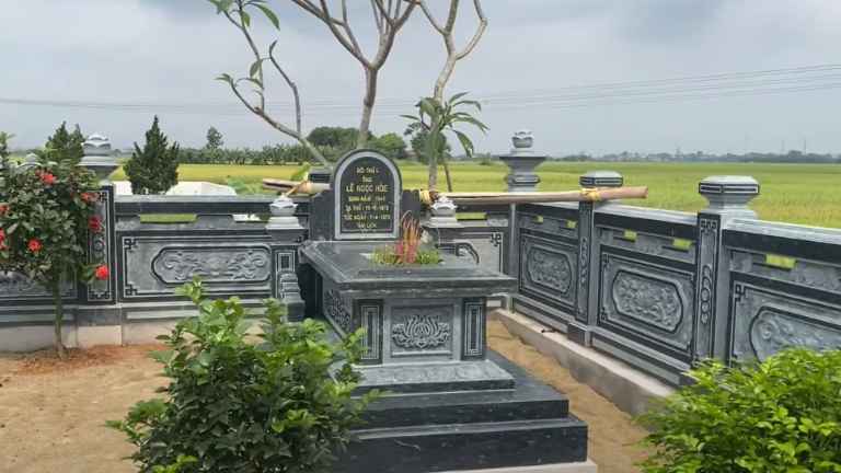 Trong văn hóa tâm linh Việt Nam, việc xây dựng mộ phần luôn được coi là công việc trọng đại, thể hiện lòng hiếu kính của con cháu đối với tổ tiên