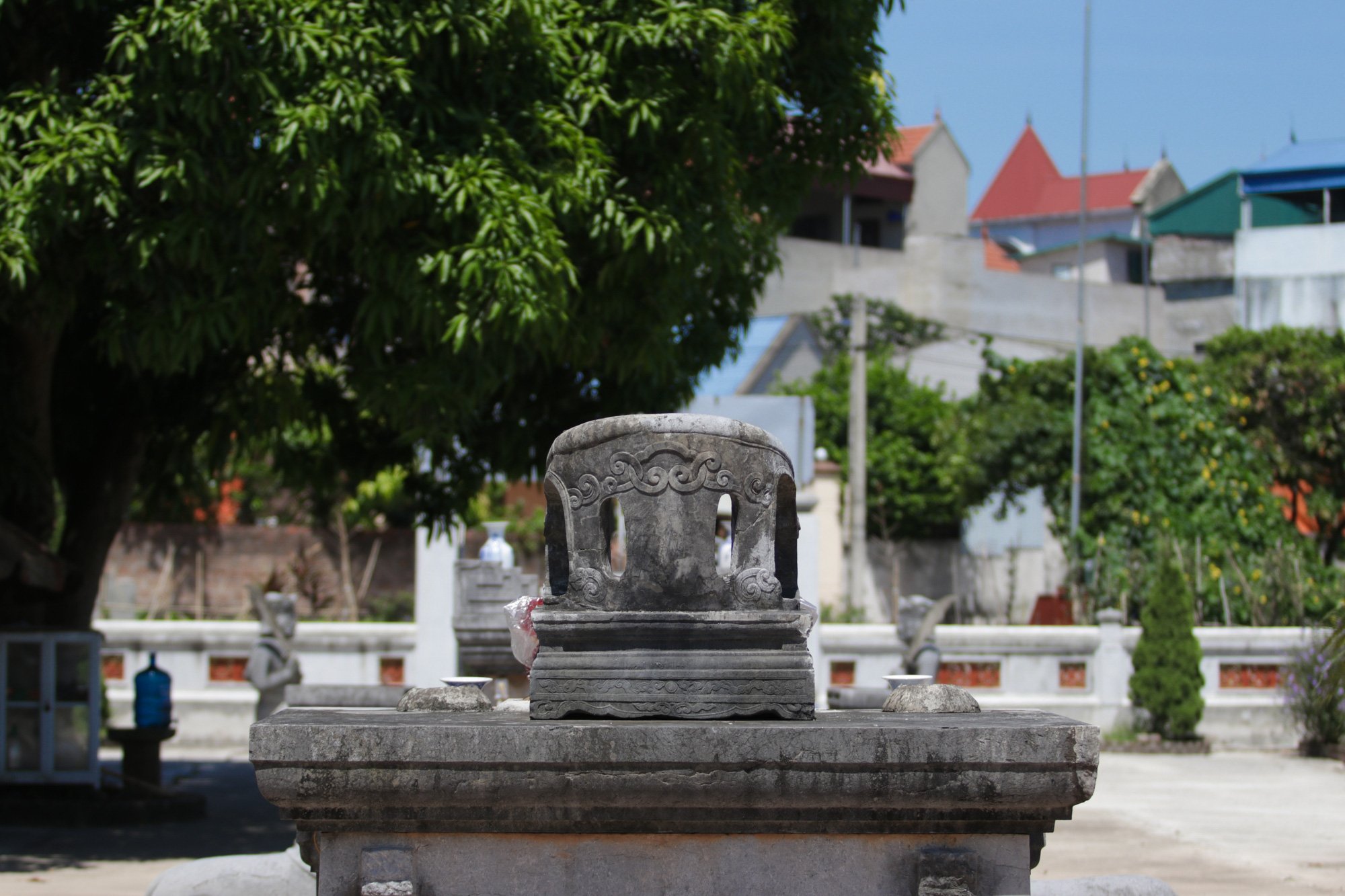 Không chỉ là một công trình tưởng niệm, lăng mộ Quận Vân còn mang giá trị phong thủy – tâm linh sâu sắc. Theo quan niệm dân gian, người có công được an táng nơi đất “đắc địa” sẽ phù hộ cho con cháu thịnh vượng, dòng tộc hưng long