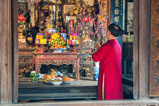 Tết Nguyên Đán – lễ hội lớn nhất trong năm của người Việt – không chỉ là dịp để sum họp gia đình, mà còn là thời điểm thiêng liêng để mỗi người nhìn lại năm cũ, dâng hương bày tỏ lòng thành với tổ tiên và các vị thần linh