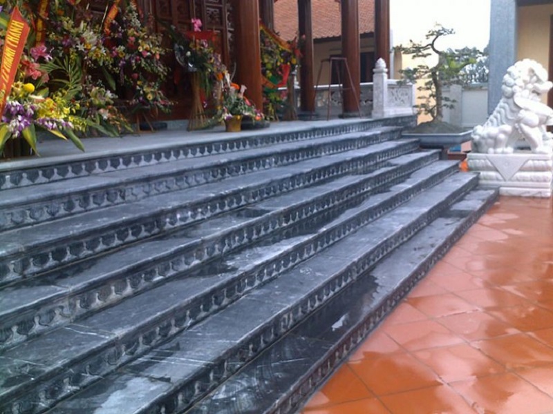 Trong kiến trúc truyền thống và hiện đại của người Việt, bậc tam cấp luôn giữ một vị trí đặc biệt