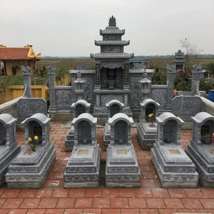 Khu lăng mộ đá cao cấp thường được thiết kế đồng bộ, bao gồm: mộ đá, lan can đá, cổng đá, cuốn thư, đèn đá, bàn thờ đá, lư hương đá và các hạng mục phụ trợ khác