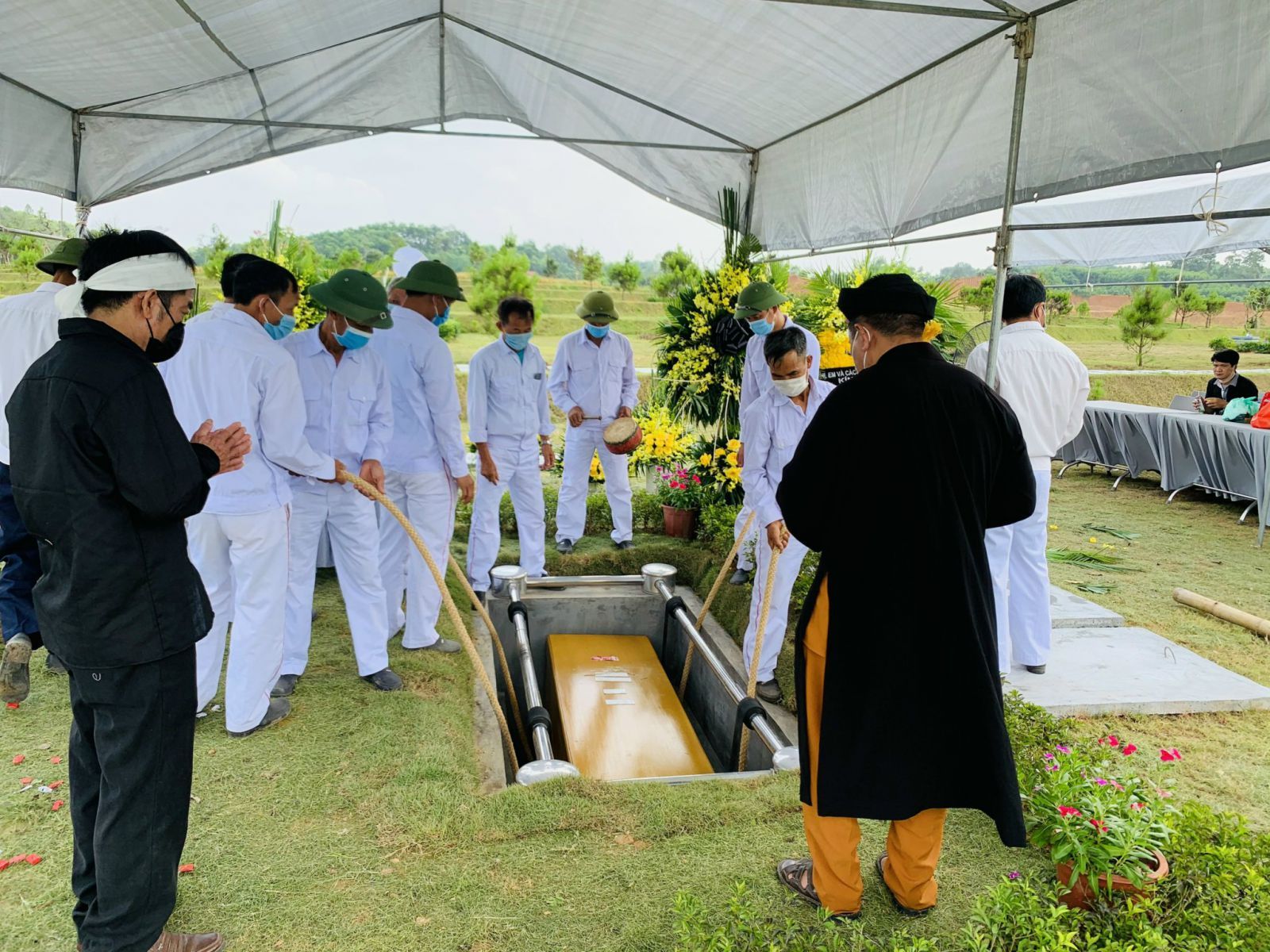 Trong tín ngưỡng và phong tục tang lễ của người Việt, “hạ huyệt” là một nghi thức vô cùng quan trọng, mang ý nghĩa tiễn biệt người đã khuất về với đất mẹ – nơi an nghỉ cuối cùng của đời người