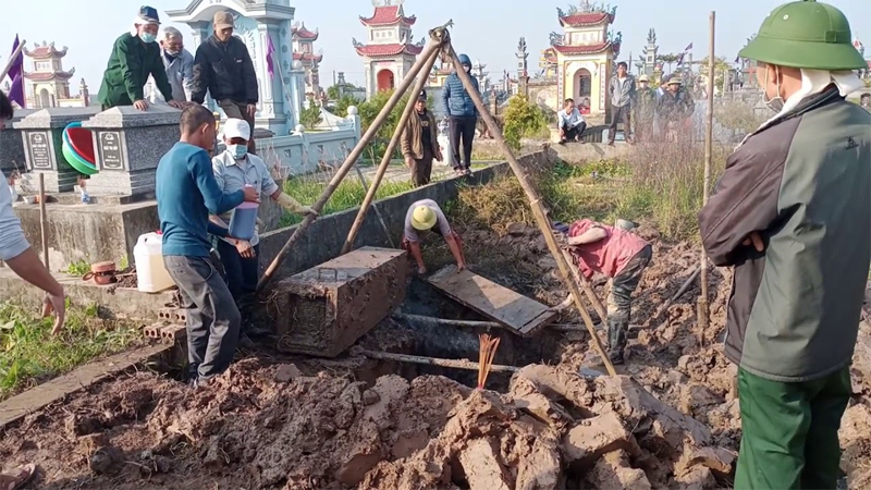 Trong văn hóa tâm linh người Việt, việc bốc mộ (sang cát, cải táng) là một nghi lễ quan trọng, mang ý nghĩa tri ân tổ tiên và giúp người đã khuất được yên nghỉ ở nơi đất tốt hơn