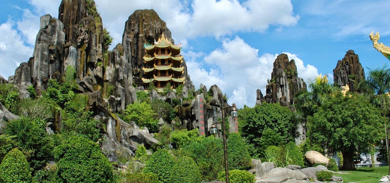 Không thể không nhắc đến các làng nghề đá mỹ nghệ truyền thống như Ninh Vân (Ninh Bình), Non Nước (Đà Nẵng) hay Thanh Hóa – nơi hội tụ những nghệ nhân tài hoa góp phần gìn giữ linh hồn đá Việt