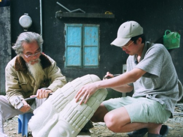 Khi đã có bản thiết kế, khối đá được cắt gọt thô theo hình dạng cơ bản. Đây là công đoạn nặng nhọc nhất, đòi hỏi sức lực và kỹ thuật cao