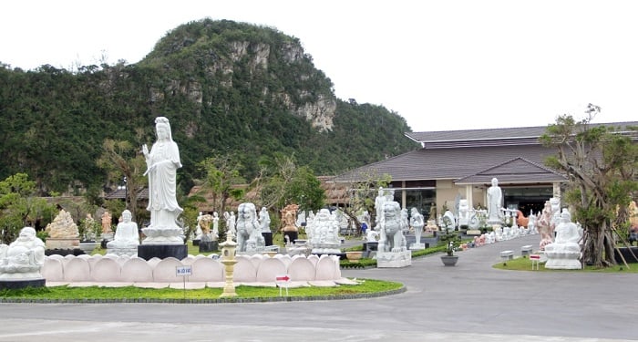 Đặc biệt, sản phẩm lăng mộ đá mỹ nghệ Non Nước ngày nay được nhiều gia đình, dòng họ trên cả nước lựa chọn bởi sự bền vững, sang trọng và mang đậm nét truyền thống