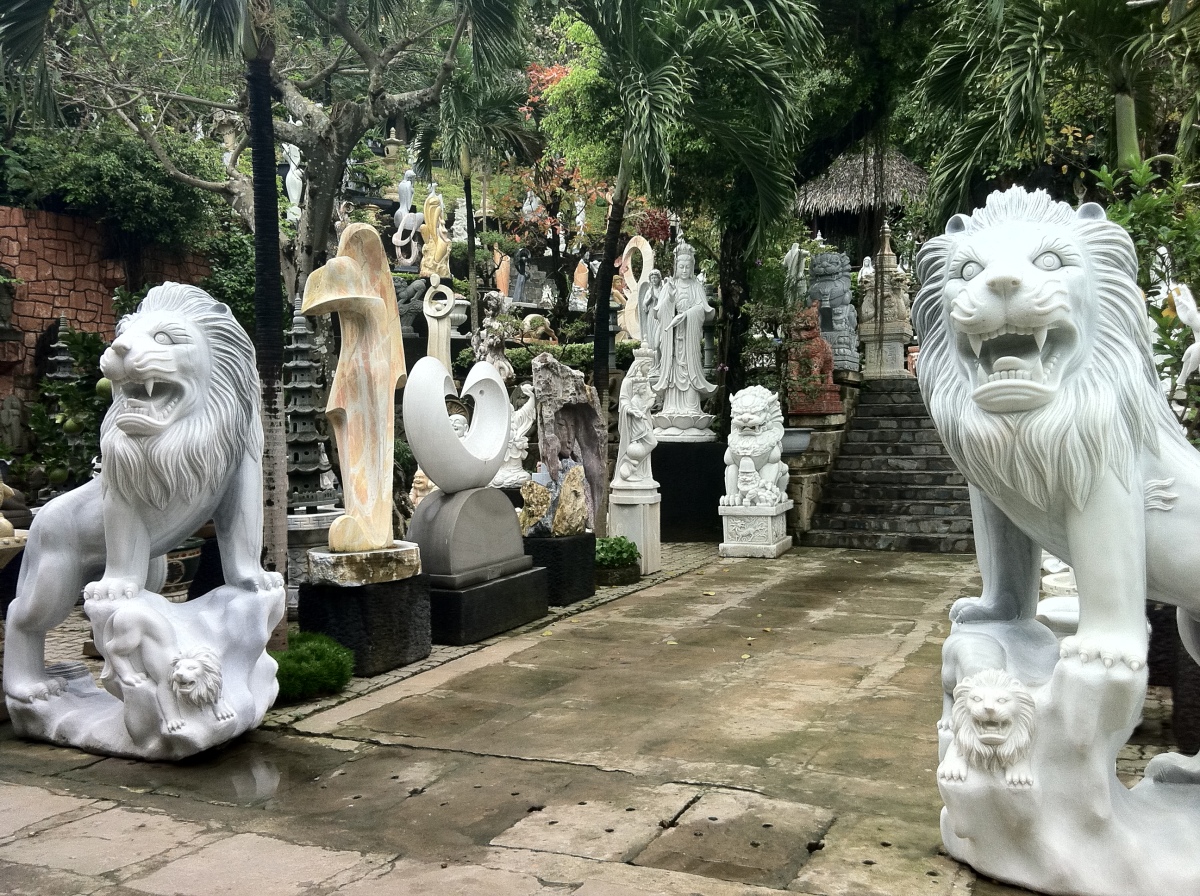 Nói đến điêu khắc đá thủ công Việt Nam là nói đến sự kết hợp hài hòa giữa nghệ thuật, tâm linh và kỹ thuật. Từ khối đá thô cứng, dưới đôi tay tài hoa của người thợ, từng đường chạm, nét khắc trở nên mềm mại, sống động như có hồn