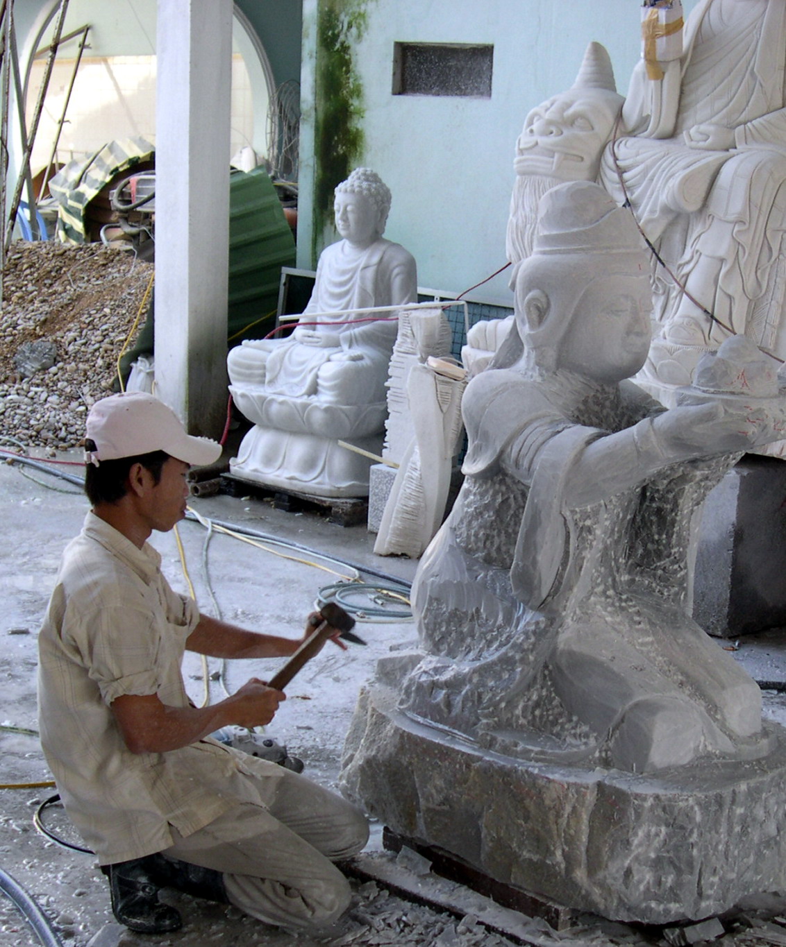 Việt Nam có nguồn tài nguyên đá tự nhiên phong phú, đặc biệt là các loại đá xanh, đá trắng, đá granite và đá marble được khai thác tại Ninh Bình, Thanh Hóa, Nghệ An, Bình Định...