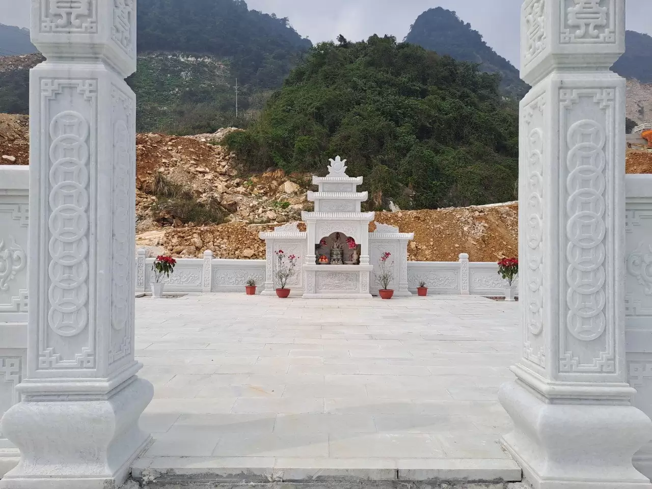 Cổng và tường rào đá không chỉ có chức năng kiến trúc, mà còn là tác phẩm nghệ thuật mang đậm dấu ấn nghề đá mỹ nghệ truyền thống Việt Nam