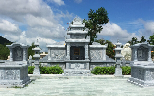 Tại Việt Nam, đá mỹ nghệ gắn liền với các công trình đình chùa, lăng mộ, nhà thờ họ và không gian tâm linh