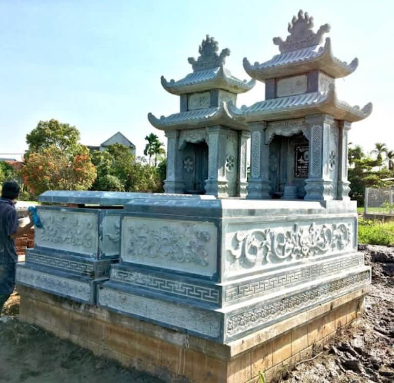 Nghề làm lăng mộ đá ở Vĩnh Lộc cũng đang đối mặt với một số khó khăn như: nguồn nguyên liệu ngày càng khan hiếm, giá đá tăng cao, cạnh tranh gay gắt từ các địa phương khác, và vấn đề bảo vệ môi trường trong khai thác đá