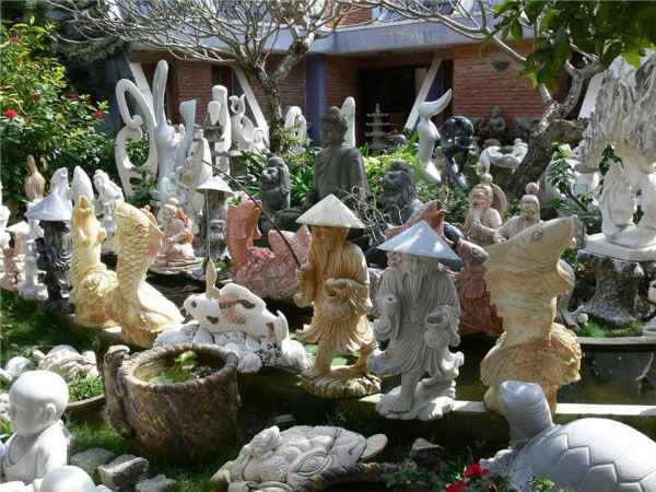 Trong bối cảnh toàn cầu hóa, nhu cầu về các sản phẩm đá mỹ nghệ tăng mạnh không chỉ ở trong nước mà còn tại thị trường quốc tế. Những sản phẩm như tượng Phật, linh vật phong thủy, đèn đá sân vườn, cổng đá hay bia mộ nghệ thuật của Việt Nam đã được xuất khẩu sang nhiều nước như Nhật Bản, Hàn Quốc, Mỹ và các quốc gia châu Âu