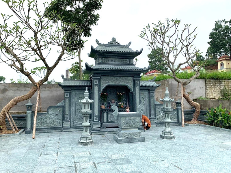 Một khu lăng mộ đá truyền thống Việt là tổng hòa giữa nghệ thuật – phong thủy – tâm linh. Từ cấu trúc tổng thể đến từng chi tiết chạm khắc đều thể hiện triết lý “uống nước nhớ nguồn” và tấm lòng hướng về cội rễ