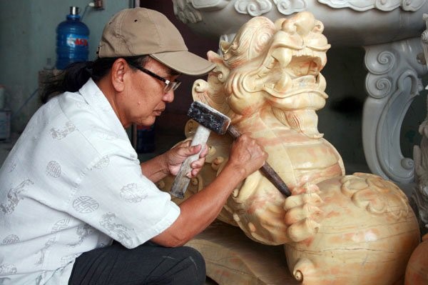 Điêu khắc đá thủ công là hình thức lâu đời, được truyền từ đời này sang đời khác trong các làng nghề truyền thống như Ninh Vân (Ninh Bình), Non Nước (Đà Nẵng) hay Vĩnh Lộc (Thanh Hóa)