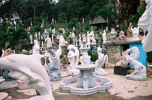 Quy trình chế tác một sản phẩm đá mỹ nghệ cao cấp là hành trình kết hợp giữa kỹ thuật, nghệ thuật và tâm linh. Mỗi bước – từ chọn đá, phác thảo, điêu khắc đến hoàn thiện – đều đòi hỏi sự tận tâm và tinh tế của người thợ