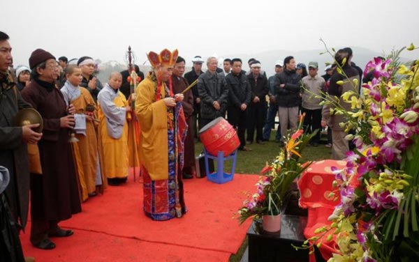 Hạ huyệt không đơn thuần là việc chôn cất mà còn mang ý nghĩa phong thủy âm dương tương hợp. Trong phong thủy, mảnh đất được chọn làm huyệt mộ gọi là “huyệt đạo”, được ví như long mạch – nơi tụ khí, kết phát linh thiêng