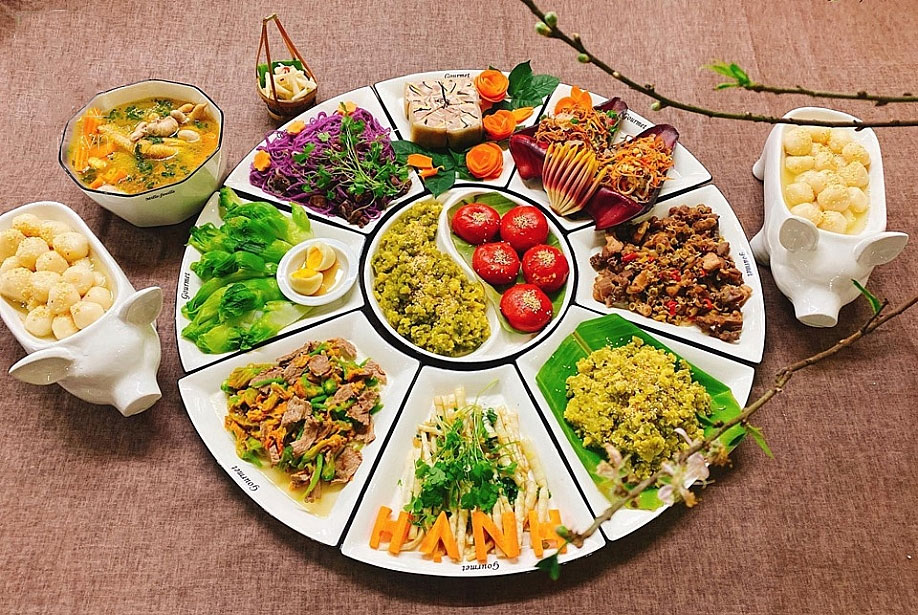 gia đình tổ chức lễ cúng cơm hàng tuần (thường là mỗi 7 ngày) để thể hiện lòng tưởng nhớ, đồng thời hồi hướng công đức cho người đã khuất