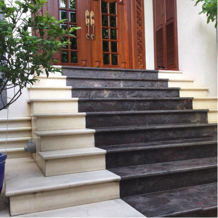 Đá tự nhiên như đá xanh rêu, đá xanh đen, đá granite, đá marble… có khả năng chịu lực cực tốt, không cong vênh, không mối mọt và chống trơn trượt hiệu quả