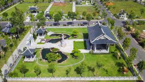 Đá Việt Nam có độ cứng tự nhiên, chịu lực và chịu nhiệt tốt, ít bị rêu mốc trong điều kiện thời tiết ẩm ướt