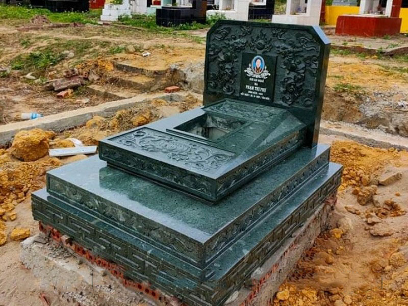 Đá đẹp thường có màu đồng nhất, không loang lổ hoặc pha tạp nhiều tạp chất. Ví dụ, đá xanh đẹp sẽ có màu xanh đồng đều, không bị trắng đục hay xám quá mức